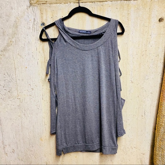 Holes in sleeves new no tags - Picture 2 of 6